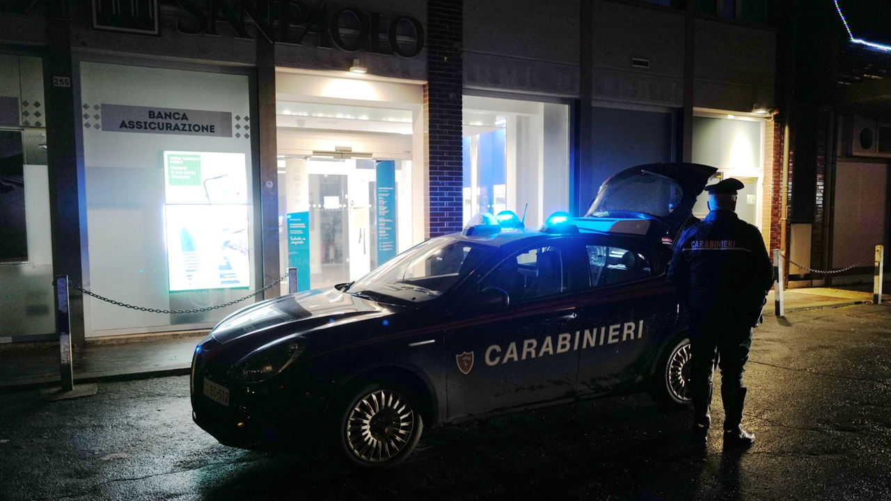 I carabinieri sono arrivati davanti alla banca dopo l'allarme lanciato dai cittadini (foto archivio)