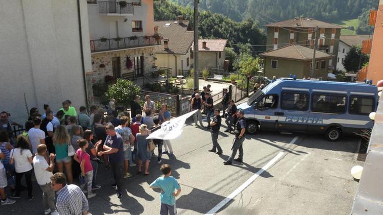 Bimba violentata a 10 anni resta incinta. Il sindaco: “Clima incandescente, intervenga la Prefettura”