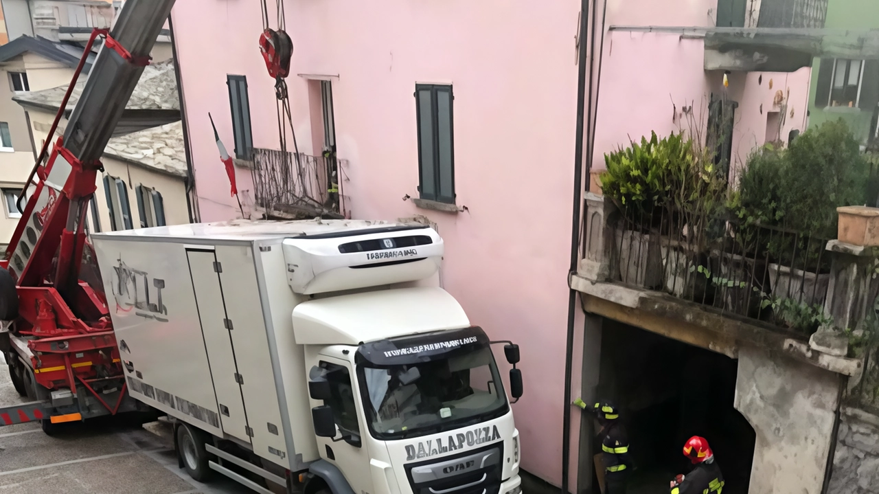 Lungo quella strada, via Adua, esiste il divieto di passaggio per i mezzi, eppure lunedì il conducente di un grosso...