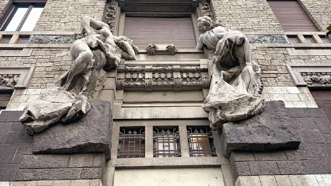 Le statue di Ernesto Bazzaro che rappresentano la Pace e l'Industria rimosse da Palazzo Castiglioni e sistemate sulla facciata laterale di villa Faccanoni