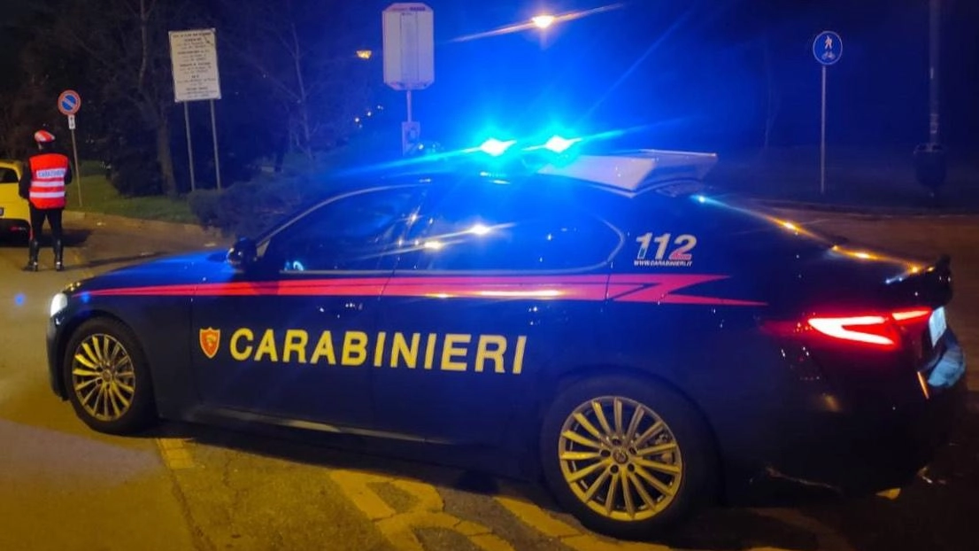 Picchia la moglie davanti al figlio. Ubriaco fradicio, finisce in manette