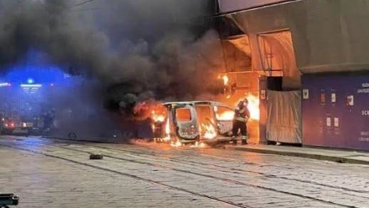 Il taxi in fiamme nei pressi del Teatro alla Scala