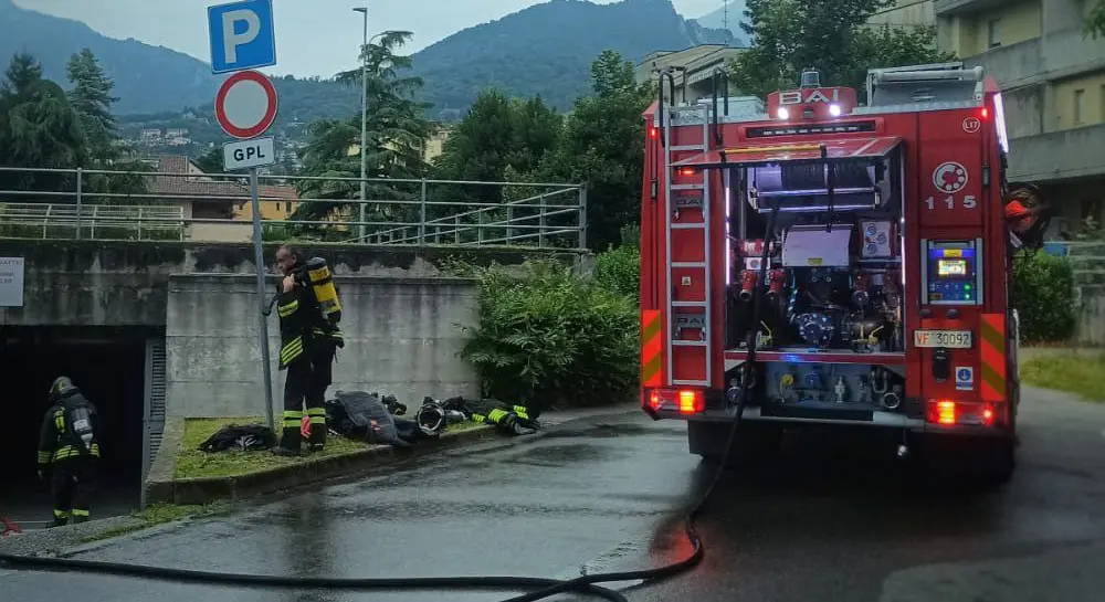 Lecco, incendio all'autosilo: è doloso