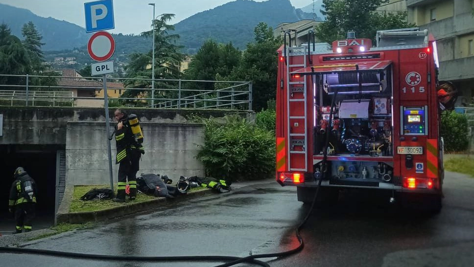 I vigili del fuoco all'autosilo di Lecco