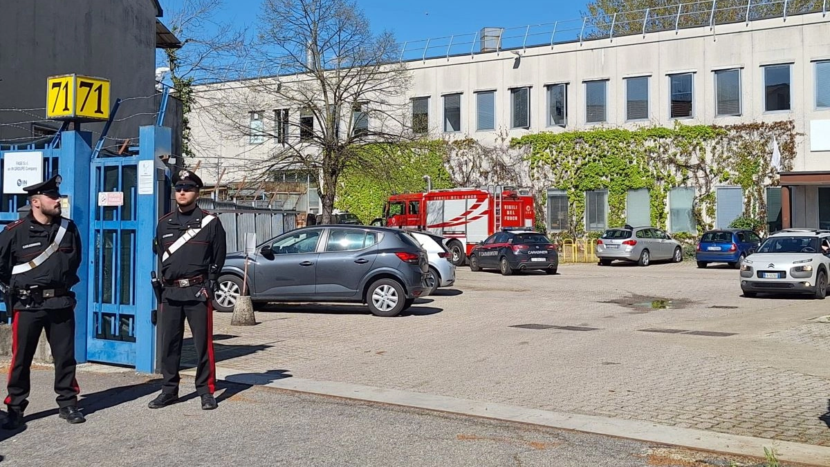 I carabinieri nell'area dove è stato trovato il cadavere