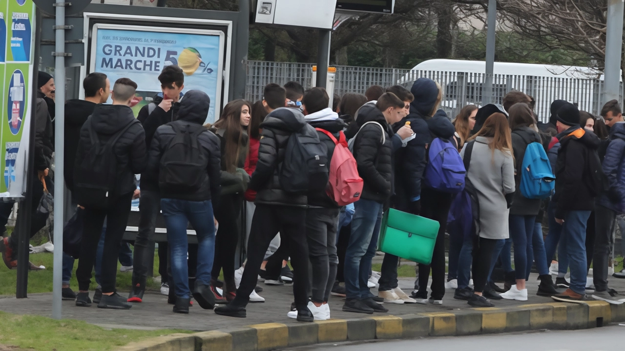 Alle fermate dei pullman ogni mattina gli studenti devono lottare per riuscire a salire sui mezzi