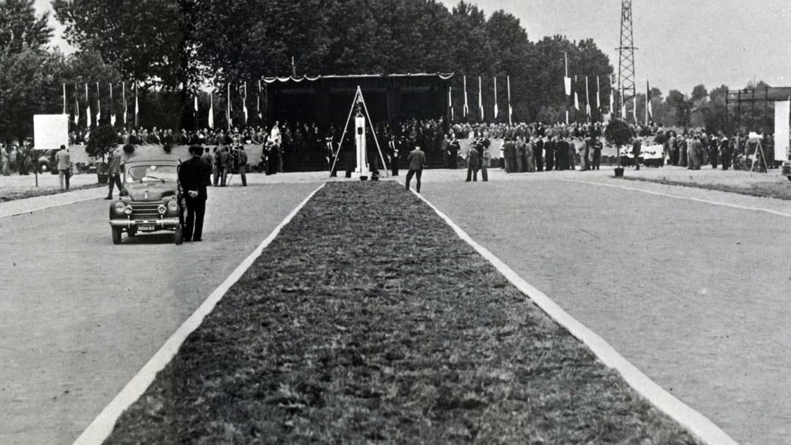 La posa della prima pietra il 19 maggio 1956. Col presidente Gronchi e il futuro Papa Paolo VI