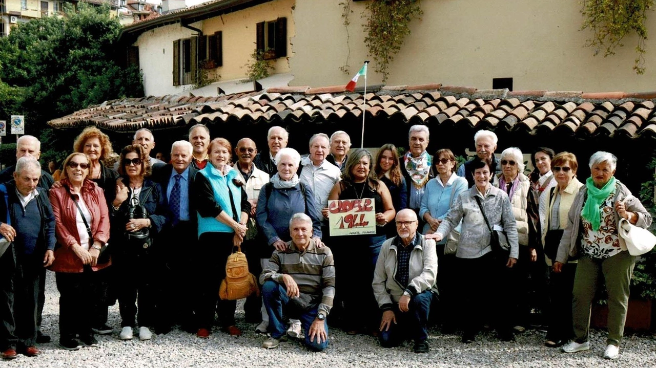 La classe del 1944 di Novate Milanese ha festeggiato gli ottanta anni con una serata speciale sui Navigli, scoprendo i segreti del quartiere e visitando luoghi storici come il Vicolo dei lavandai e la casa di Alda Merini.