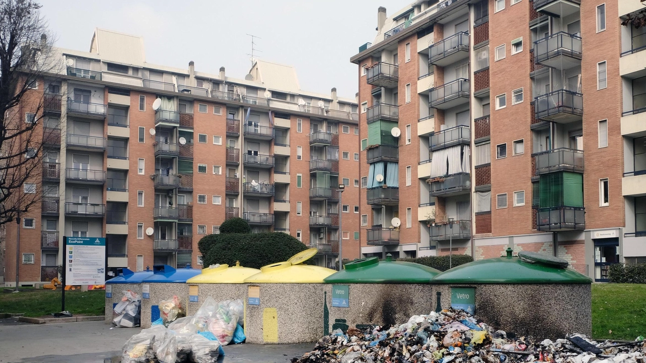 Una montagna di rifiuti, abbandonata di fianco alle campane destinate alla raccolta differenziata, data alle fiamme. "Quello che è successo...