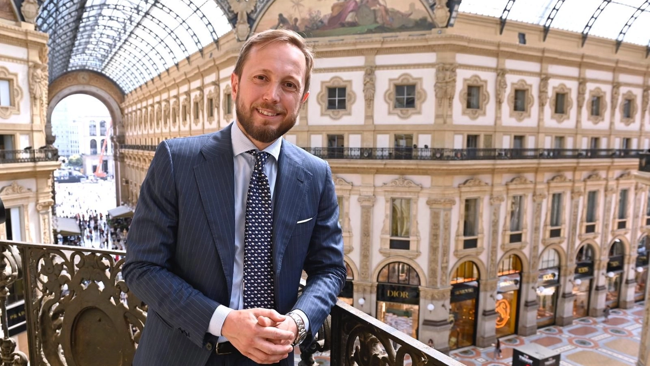 L’assessore comunale al Demanio Emmanuel Conte affacciato in Galleria