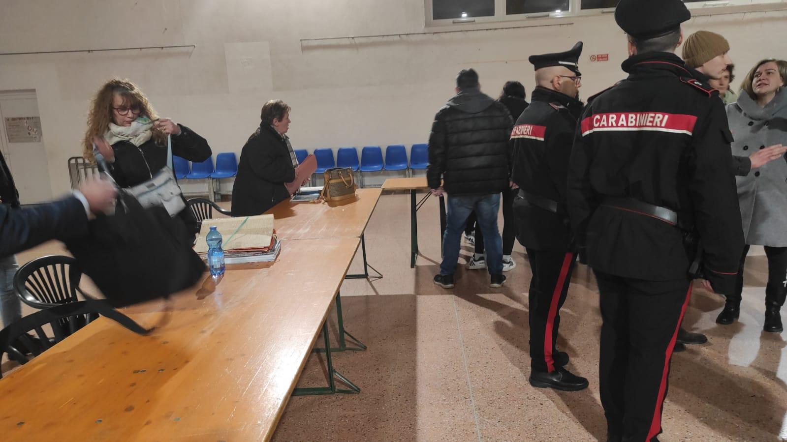 Materna di Santo Stefano, in Consiglio è rivolta: i genitori contro la sindaca. Intervengono i carabinieri