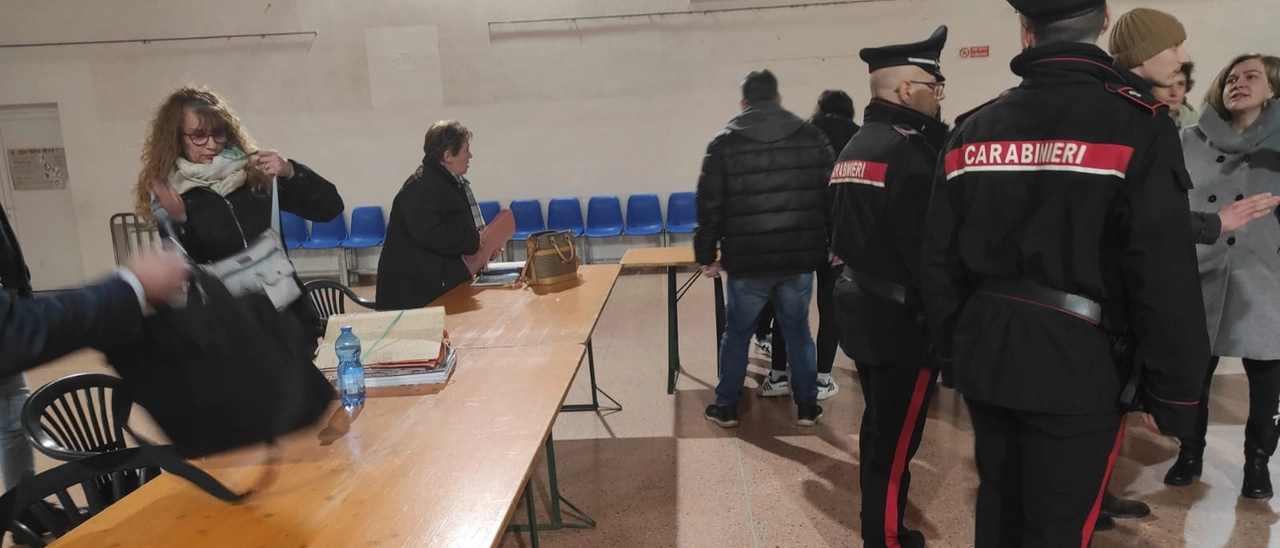 Materna di Santo Stefano, in Consiglio è rivolta: i genitori contro la sindaca. Intervengono i carabinieri