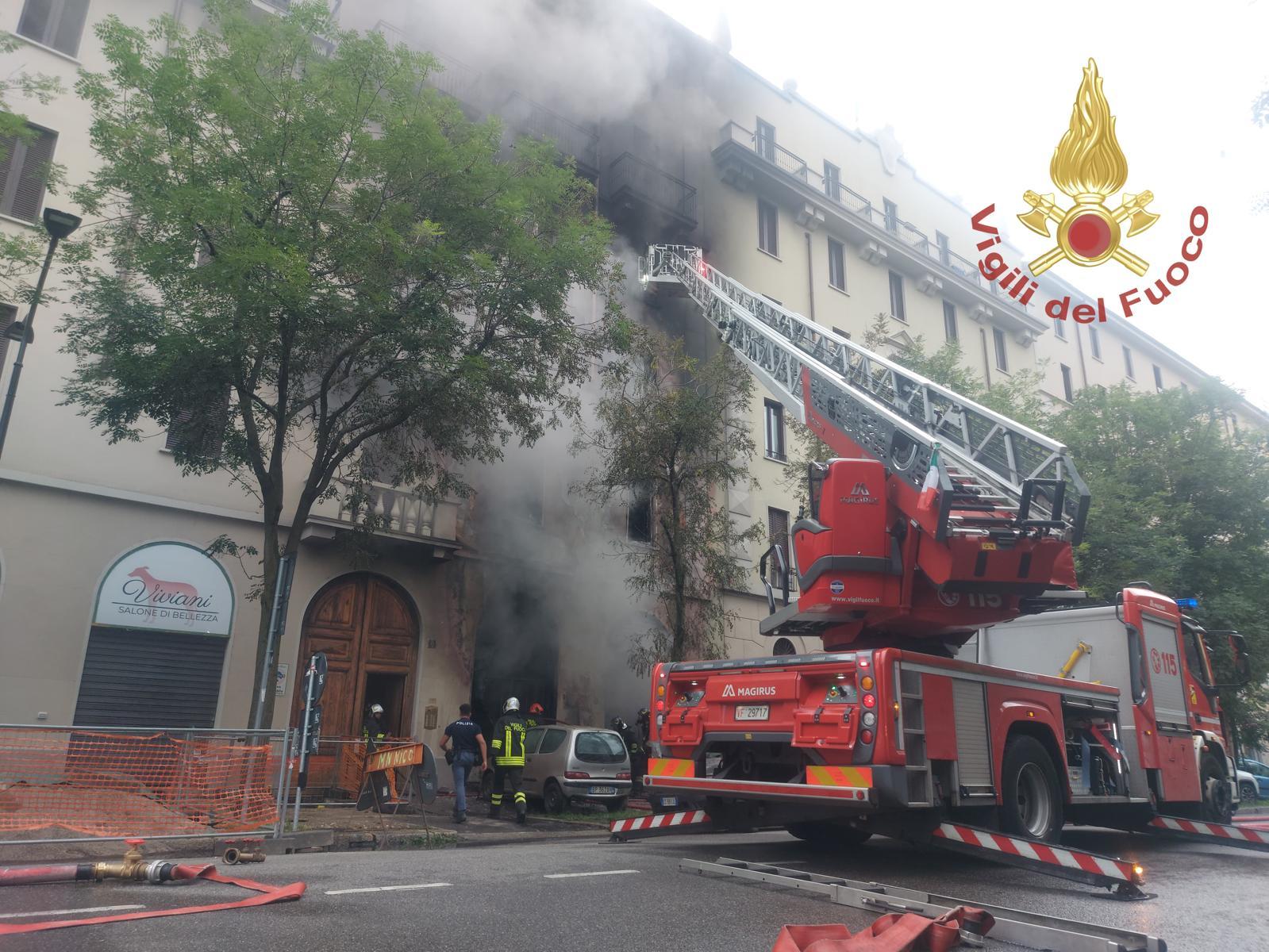 Chi sono le vittime dell’incendio a Milano: padre, madre e figlio morti intrappolati dalle fiamme