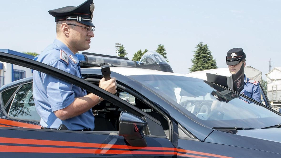 In via Mosca sono arrivati i carabinieri del Nucleo Radiomobile