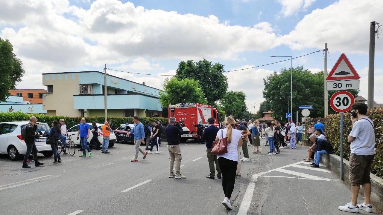 Vigili del fuoco e carabinieri fuori dall’asilo di Osio Sopra