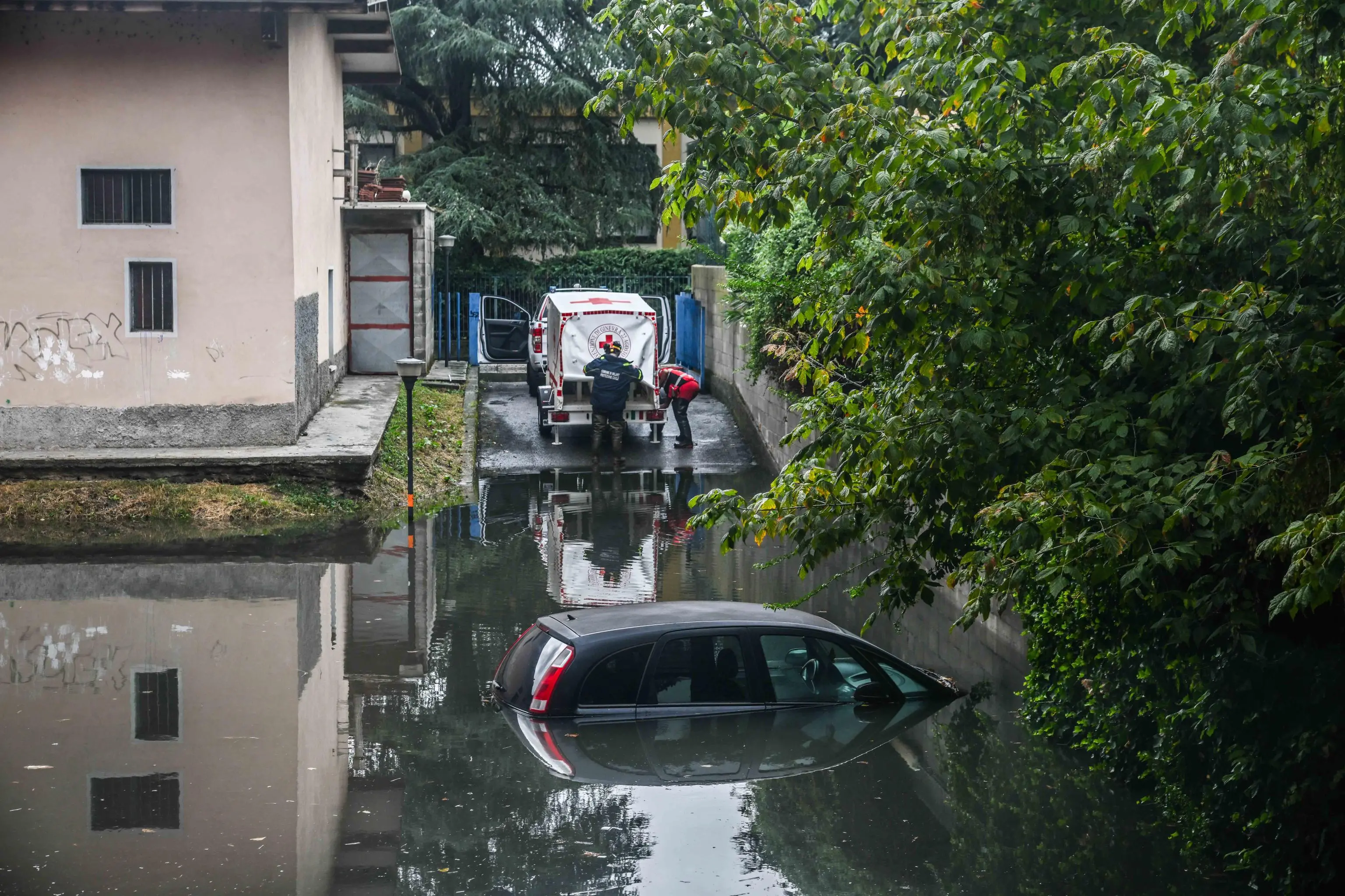 Allerta meteo a Milano e in Lombardia. Lambro liberato dai tronchi, scuole superiori chiuse a Bergamo