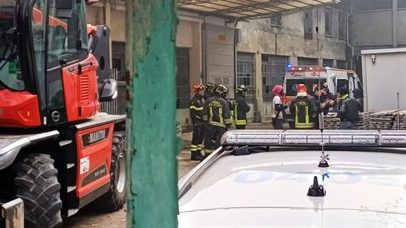 Aveva 41 anni e viveva ad Azzano San Paolo (Bergamo). Era rimasto gravemente ferito in un incidente sul lavoro avvenuto all’interno dell’area ex Gasfire di Erba