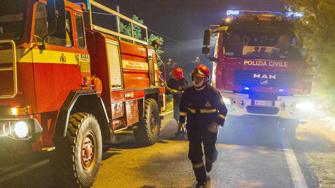 A fuoco gli scarti del cantiere. Incendio in via XXV Aprile