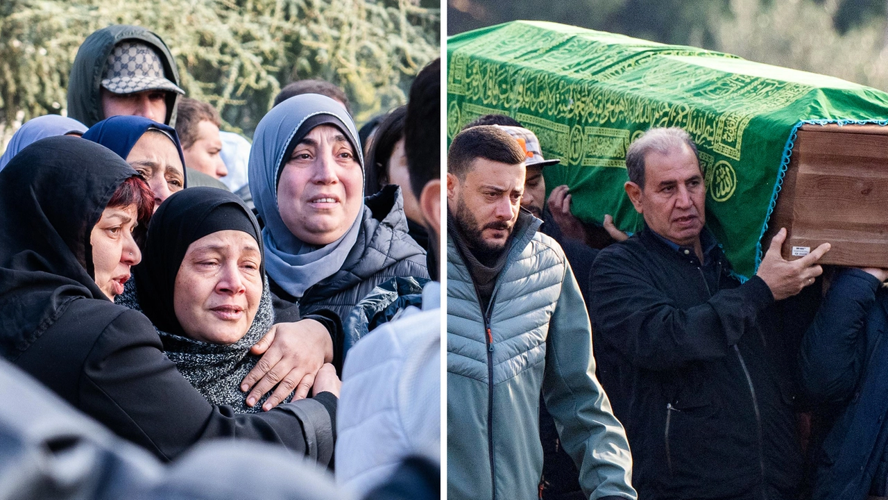 La famiglia di Ramy Elgaml al suo funerale