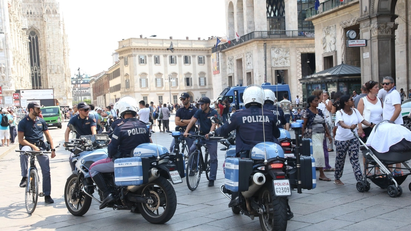 Controlli della polizia in piazza Duomo