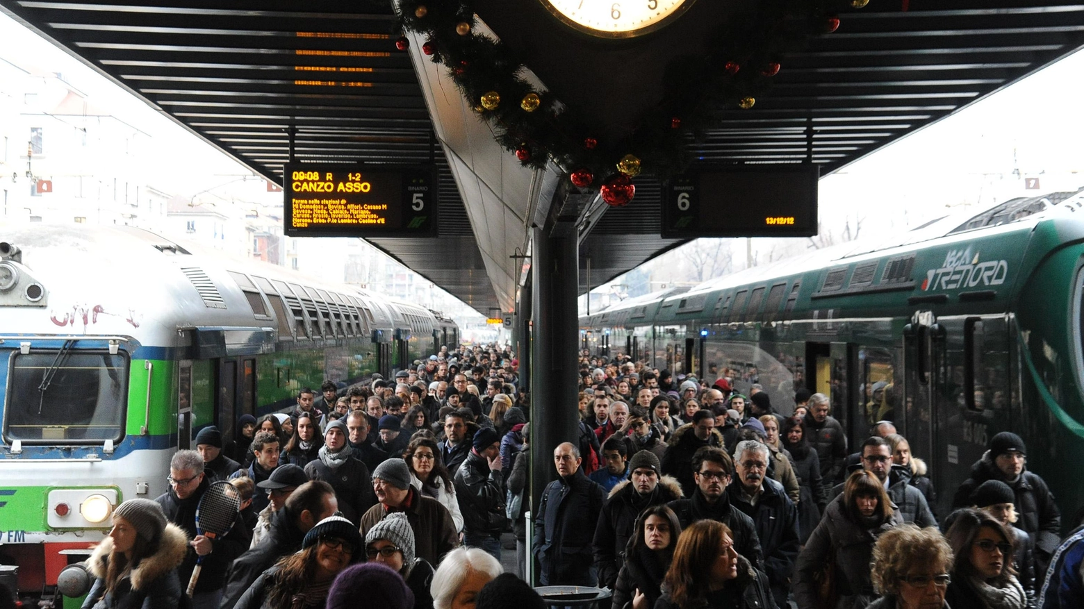 Pendolari all'arrivo di un treno alla stazione Cadorna (Archivio)