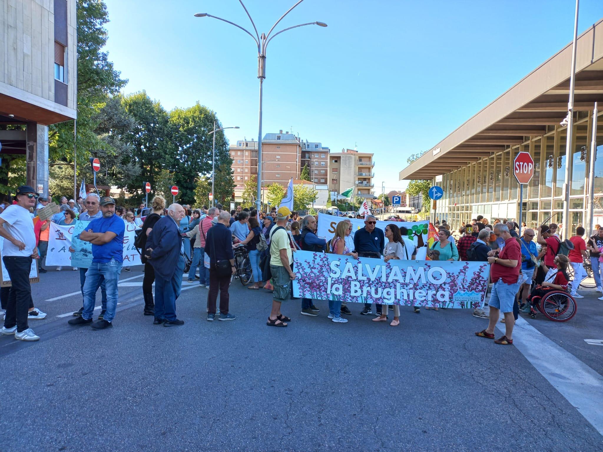 Gallarate, in corteo per difendere il bosco di via Curtatone dalle ruspe: “Cassani, giù le mani”