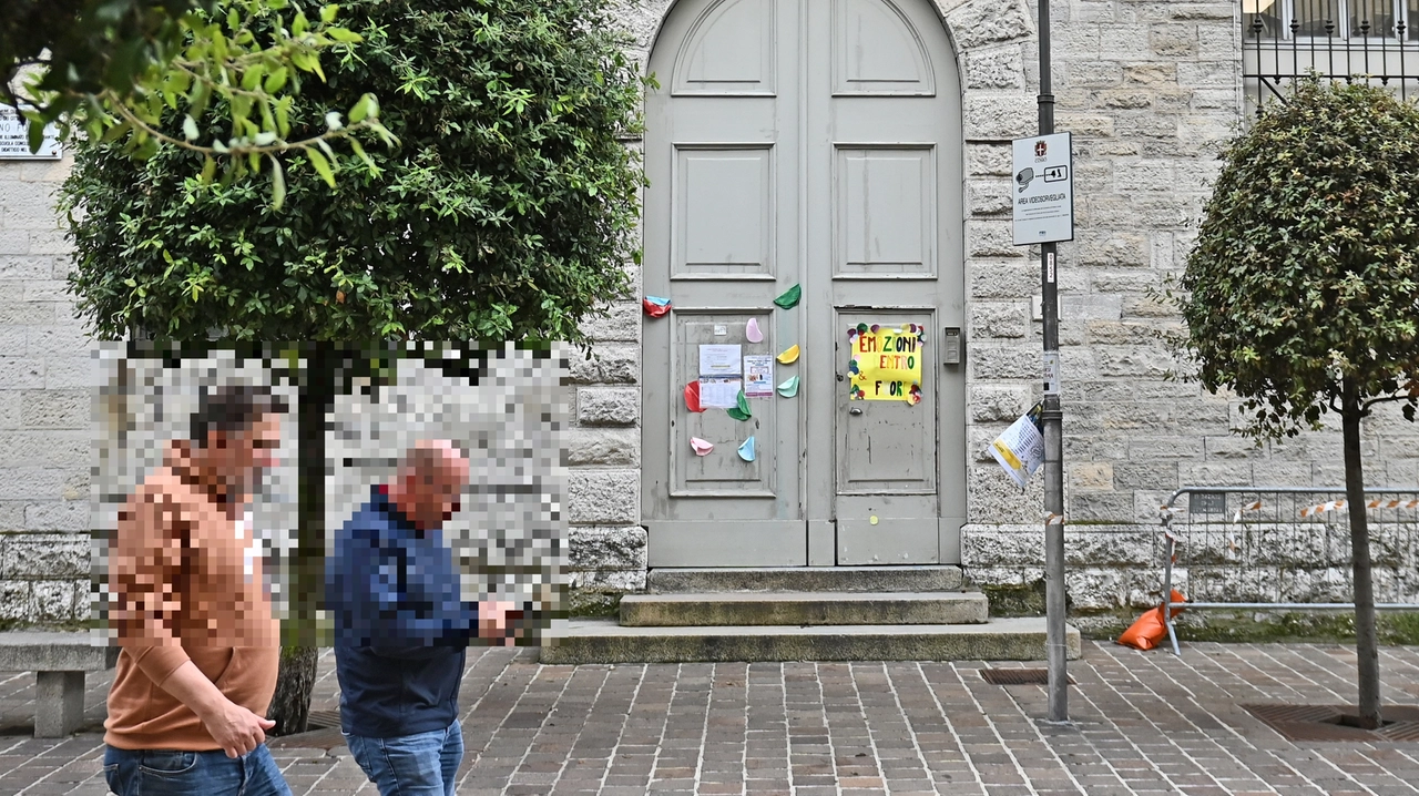 Il sindaco ha ribadito la sua posizione spiegando che intende chiudere la scuola di via Perti