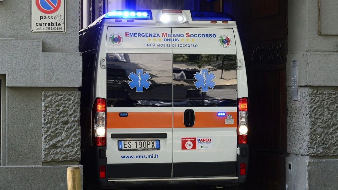 Ambulanza al Niguarda di Milano, l'ospedale dove è stata ricoverata la bimba azzannata da un pitbull (Foto archivio)