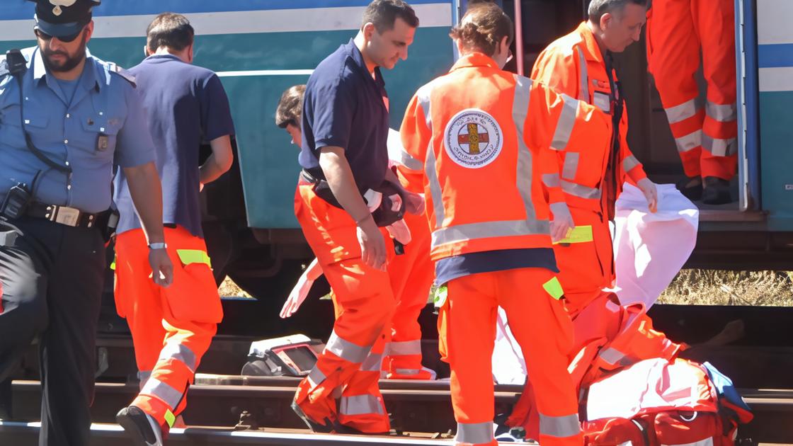 Una donna sotto il treno. Linea in tilt