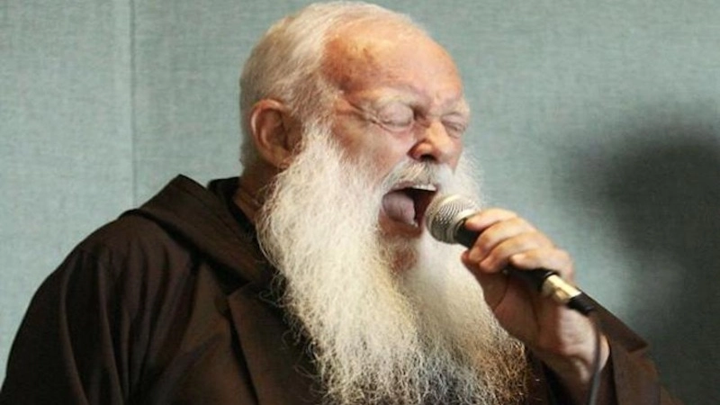 Originario di Offanengo, si è spento a 78 anni. Prima di farsi sacerdote era stato operaio, rappresentante e missionario. Dopo aver assistito a un concerto dei Metallica, nel 1990 gli venne l’idea di utilizzare la musica come strumento di diffusione del Cristianesimo