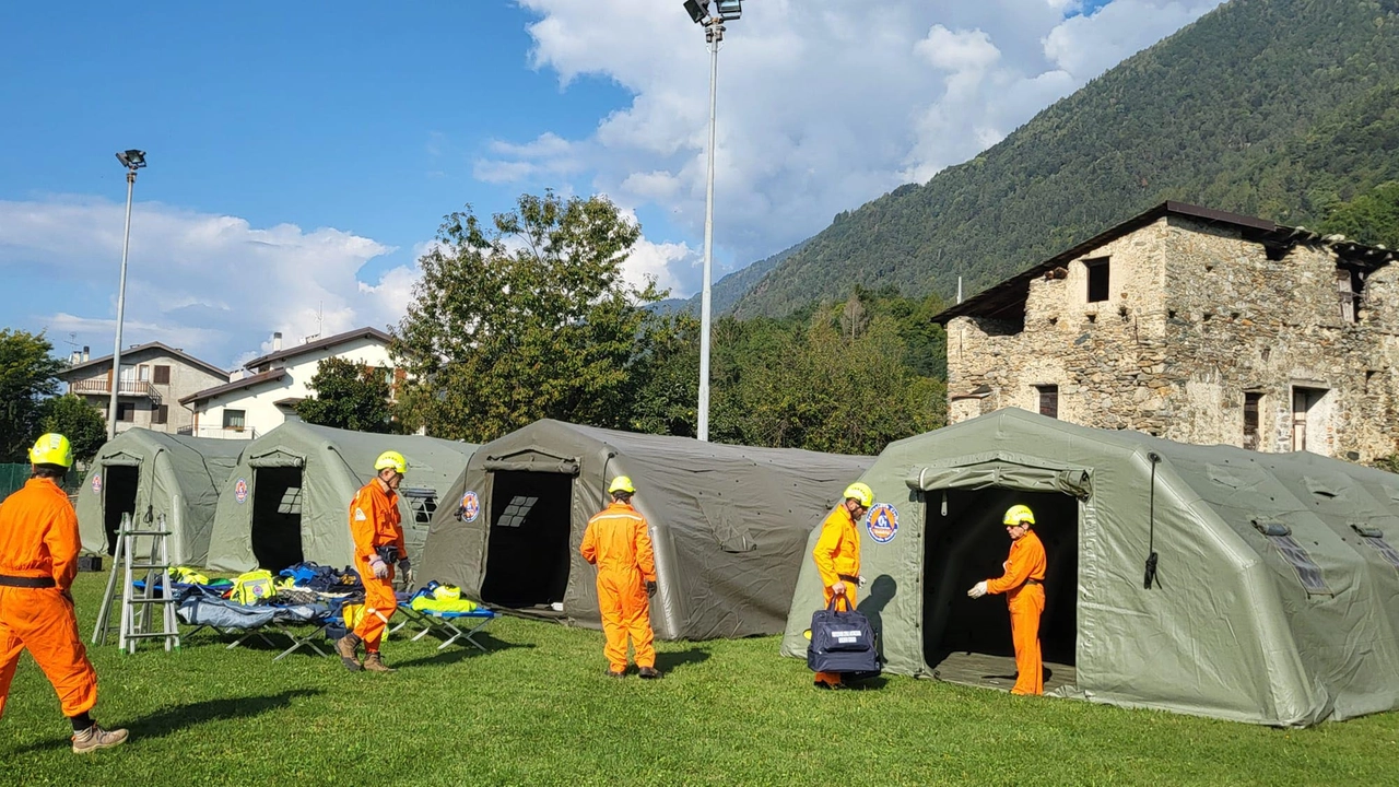 Gli uomini della Protezione civile hanno montato le tende per l’esercitazione