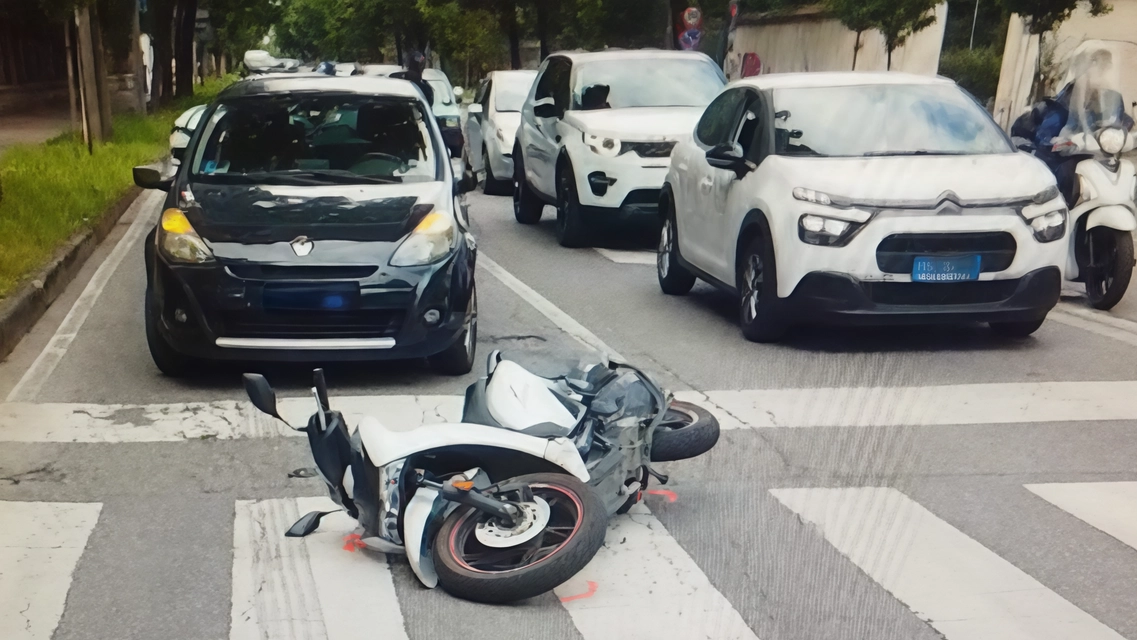 L’incidente tra auto e scooter al semaforo di viale Brianza davanti al Parco di Monza
