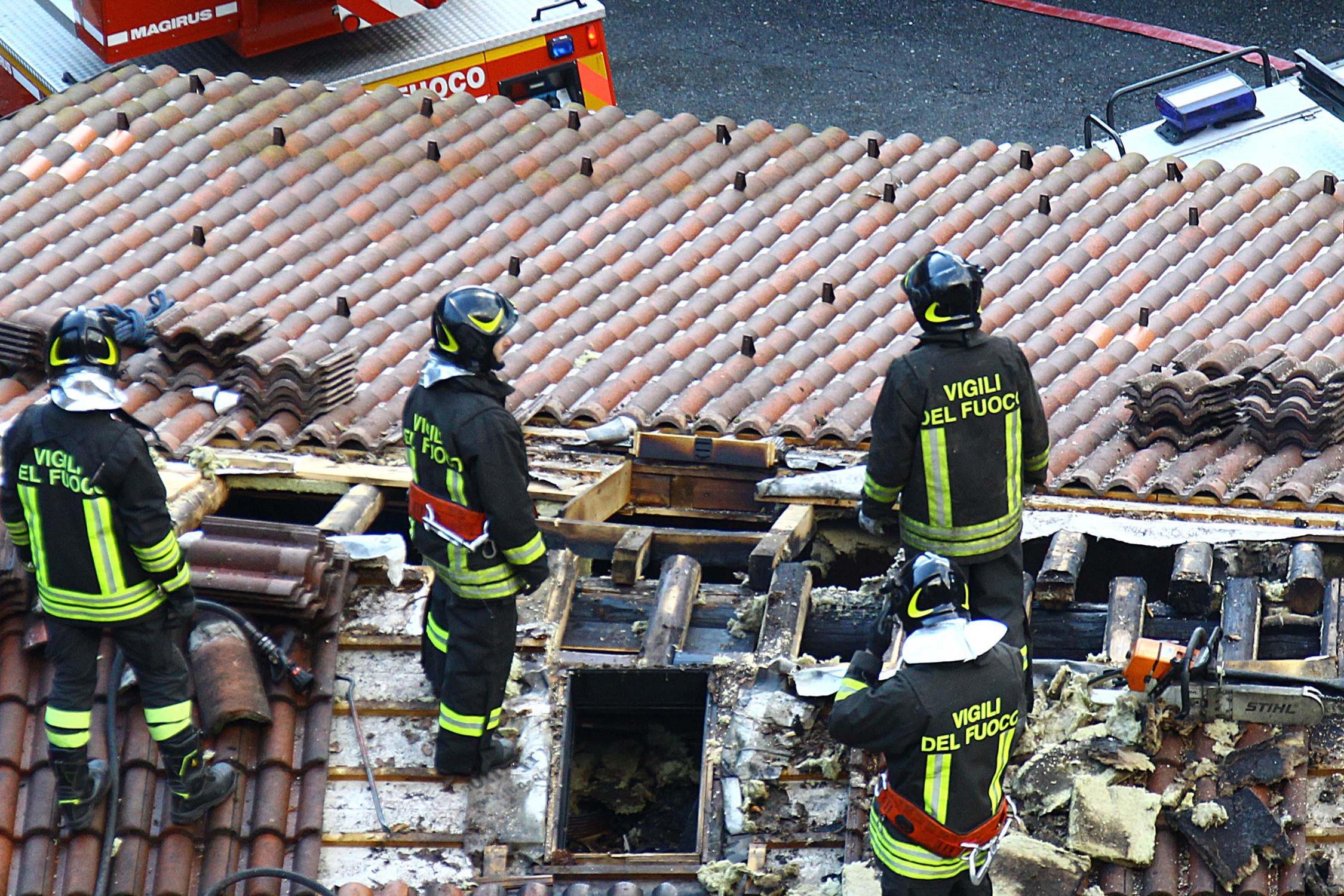 Fiamme in una palazzina di 6 piani: 17 intossicati dal fumo portati in ospedale