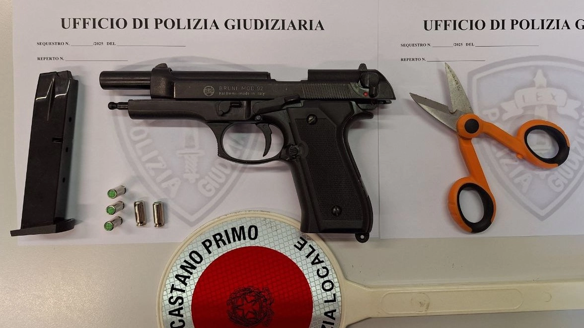 La pistola giocattolo sequestrata a Castano Primo