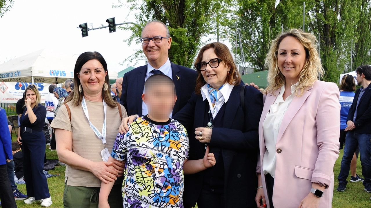 Raffaella Salvatore e Thomas Pitzalis, il ministro Giuseppe Valditara, Monica Conti direttrice servizi innovativi e Laura Falcone pedagogista di Sacra Famiglia