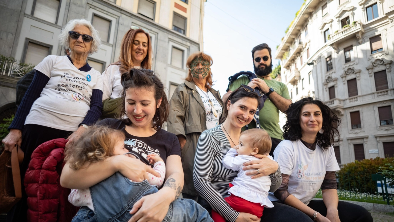 Il flashmob contro lo stop della statua della donna che allatta