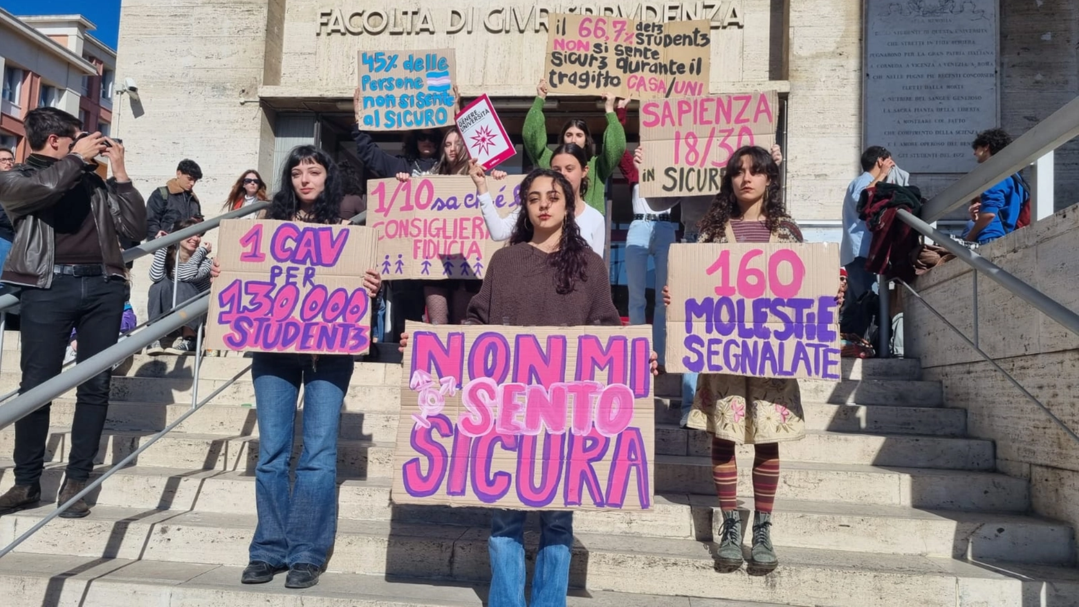 Proteste a Roma per incrementare i centri antiviolenza e la loro capienza