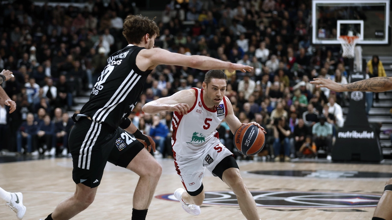 Fabien Causeur penetra nell'area pitturata del Paris Basketball: i suoi 18 punti non sono bastati