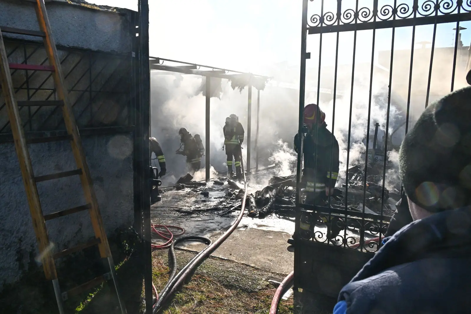 Vanzaghello, incendio in un'azienda tessile: a fuoco un camper e una tettoia