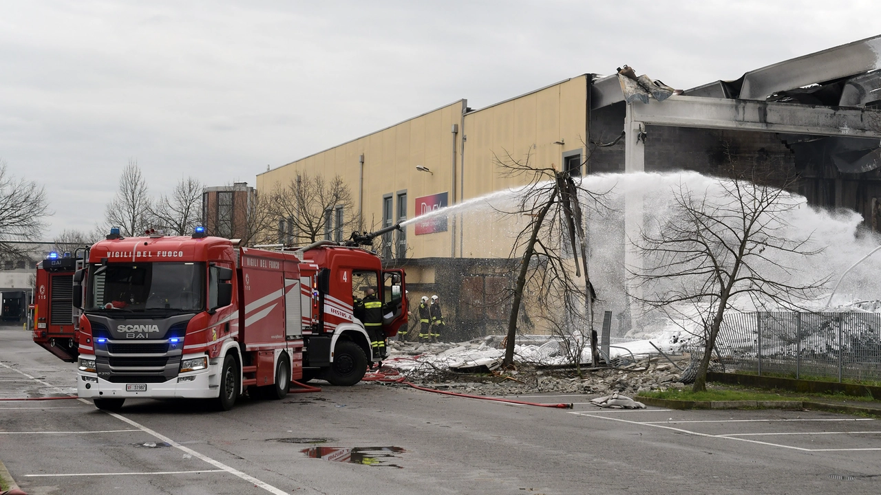 Vigili del fuoco in azione alla logistica di Truccazzano