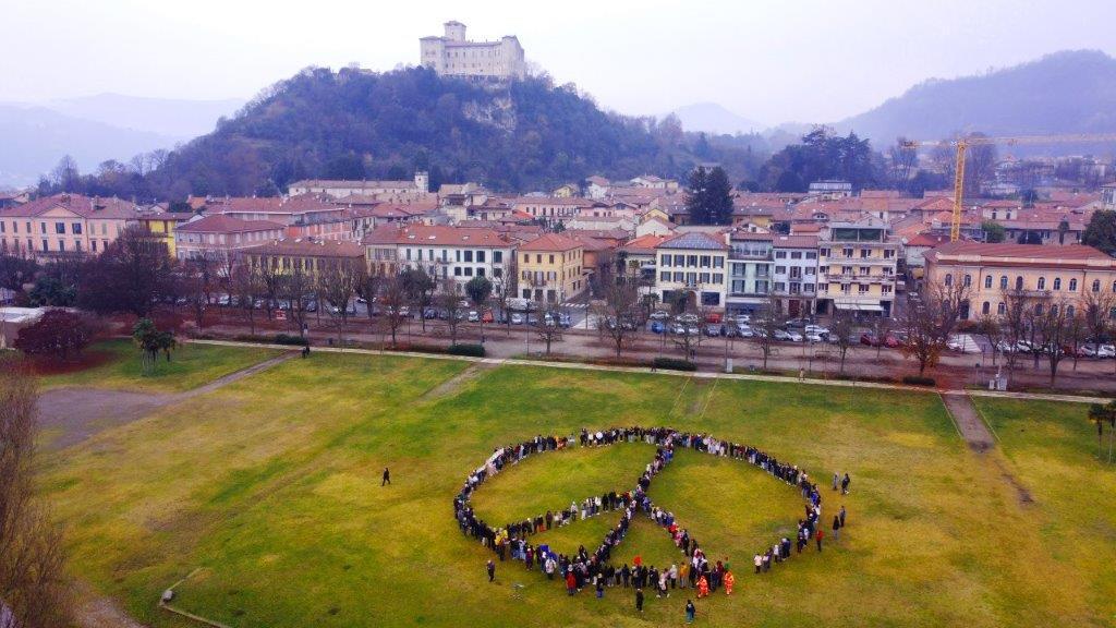 Il maxi simbolo della pace “umano” ad Angera: lo hanno formato gli alunni delle scuole