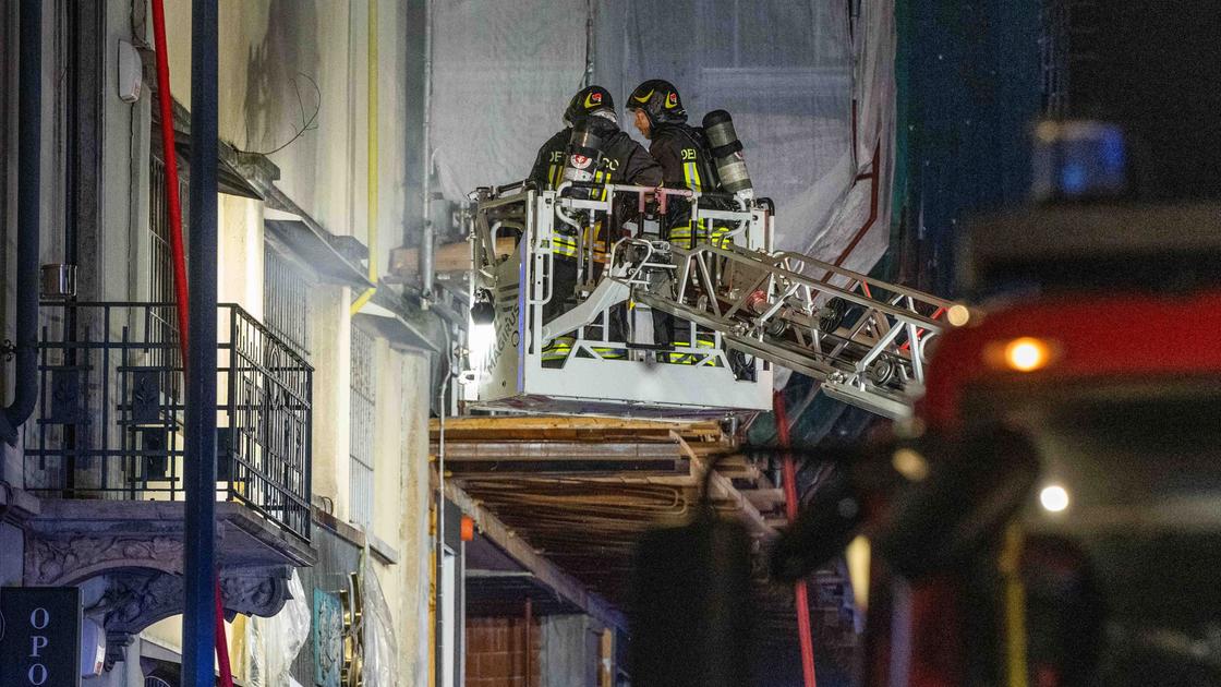 Grave incendio in via Cantoni a Milano: tre morti, tra cui una 17enne. Si indaga sulla pista dolosa