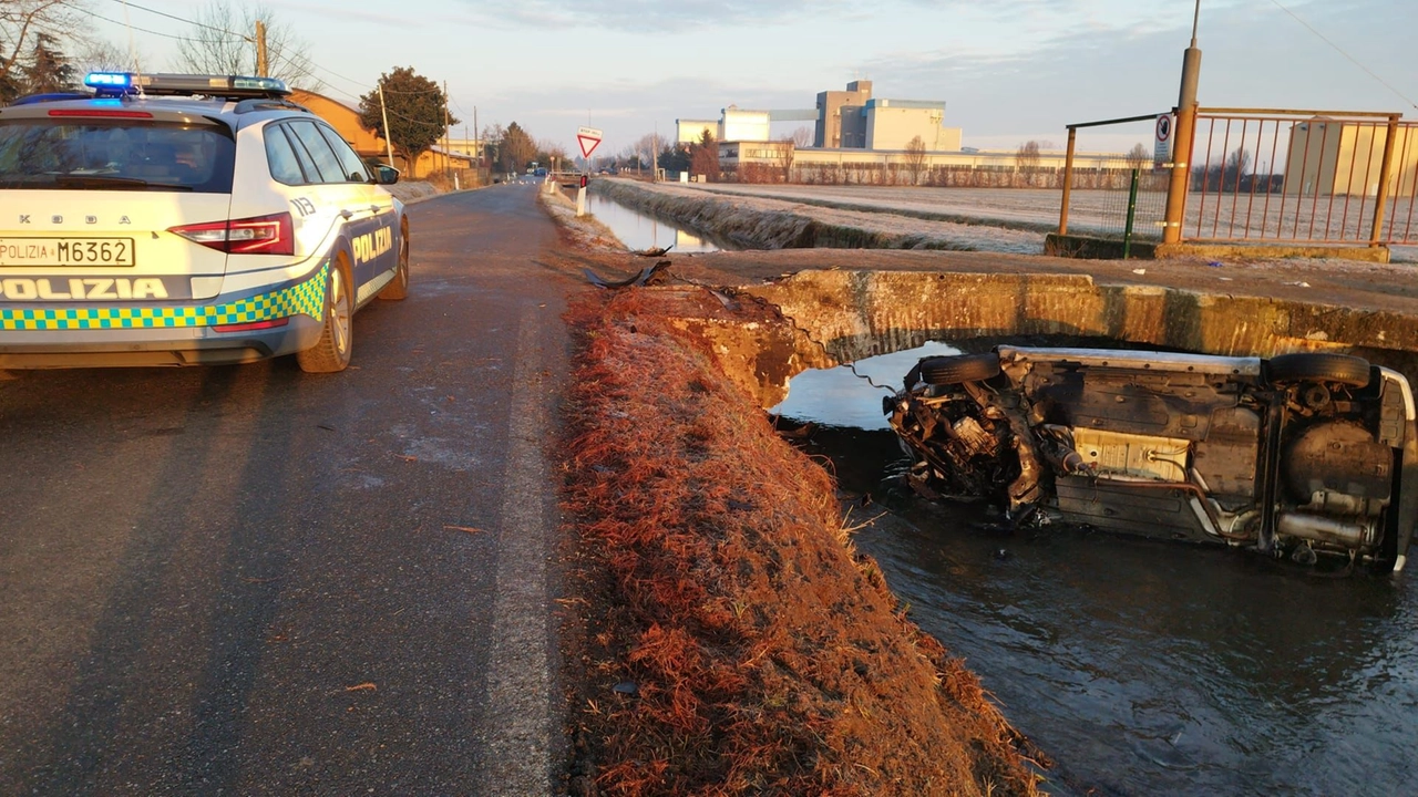 L’incidente a Magherno: auto esce di strada e finisce nel canale