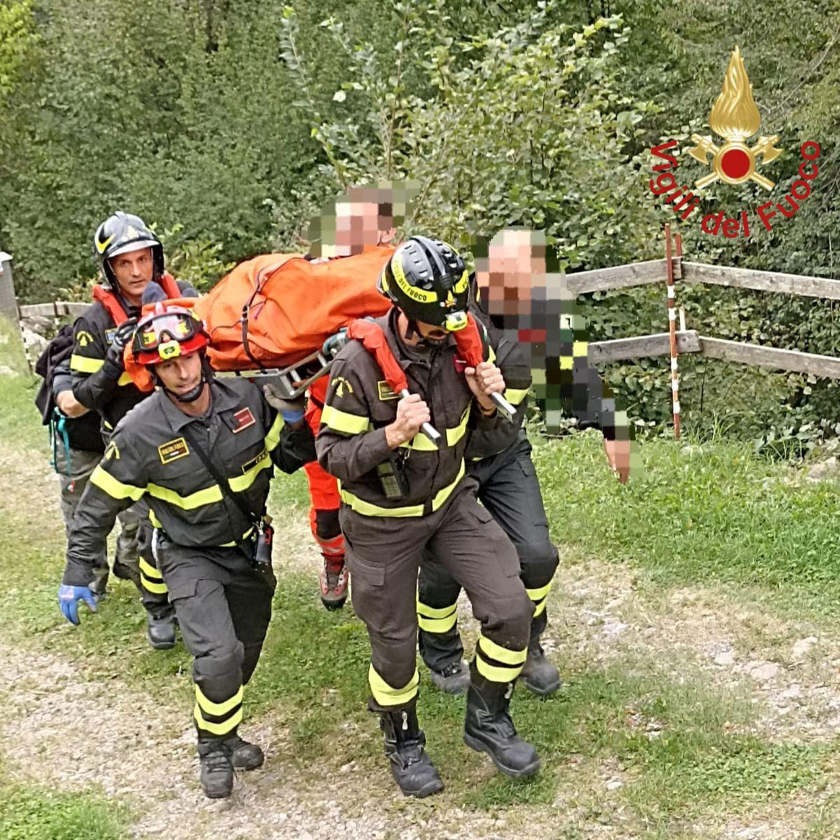 Incidente in montagna a Corrido: a 80 anni scivola in un dirupo, salvato dai vigili del fuoco