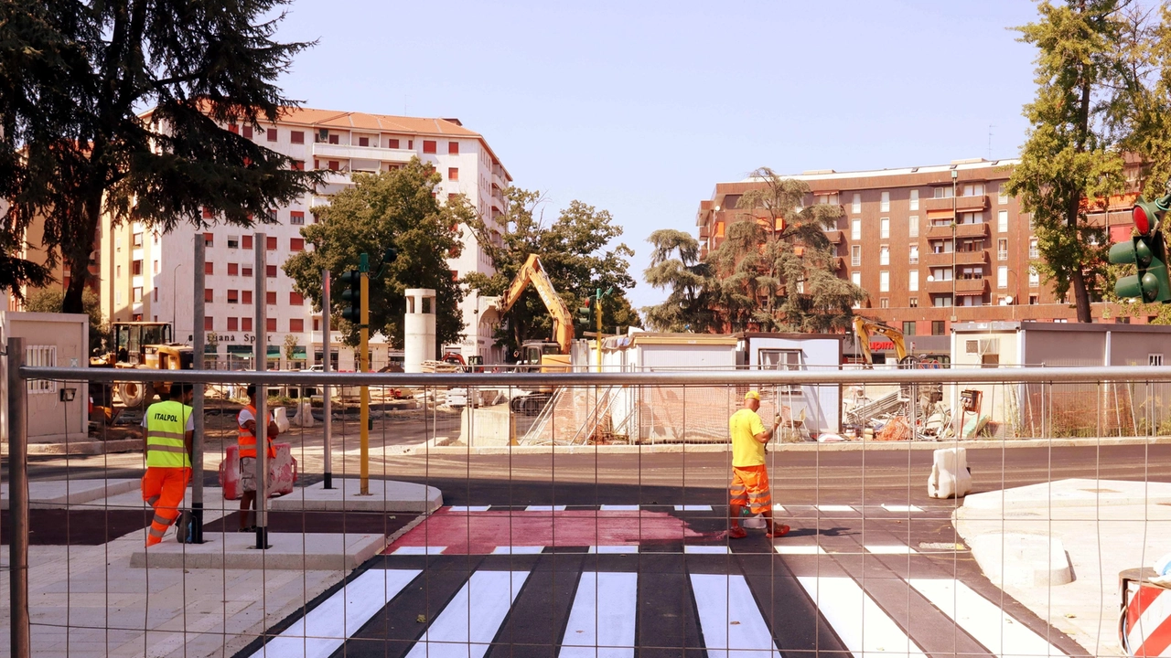 Nella foto alcuni dei lavori in corso nella zona di piazza Frattini