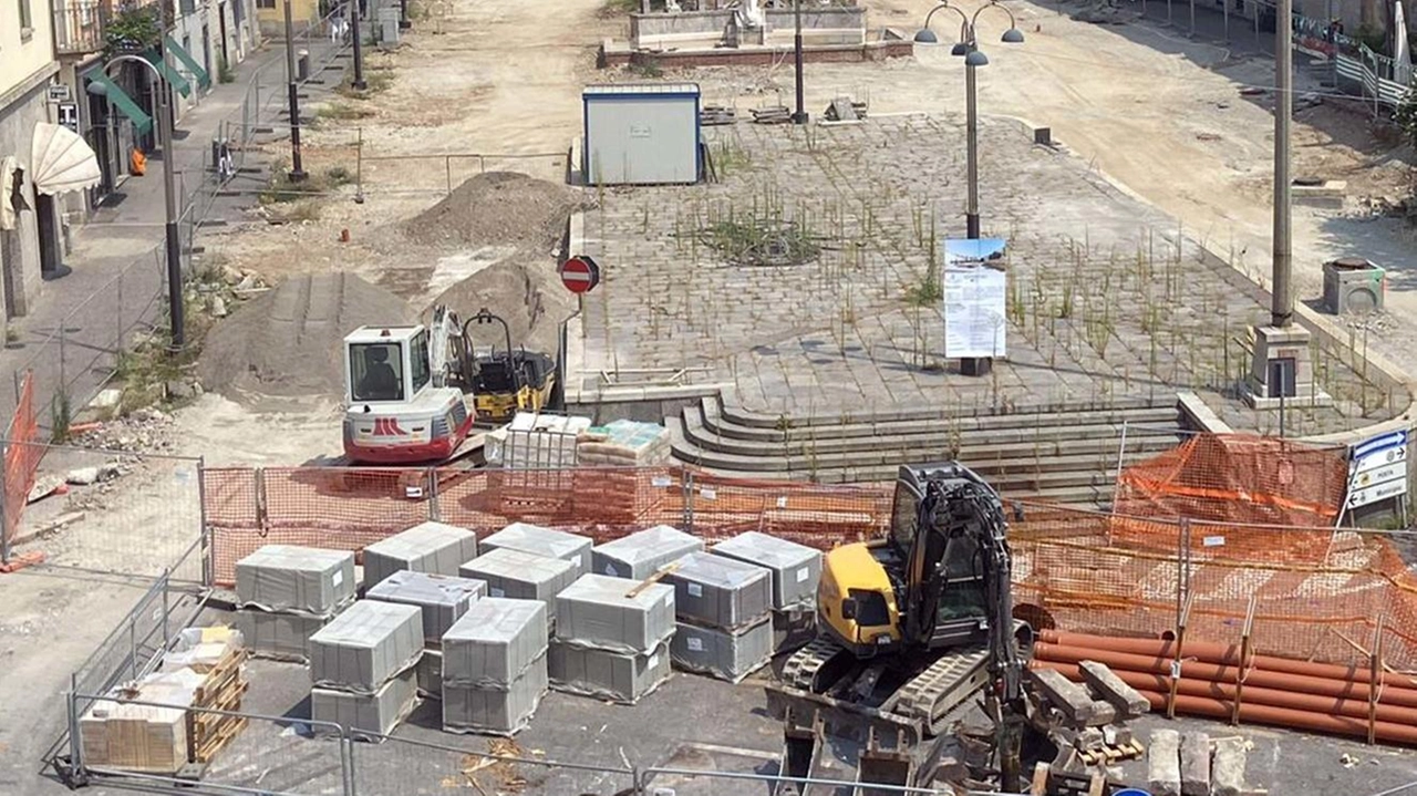 I lavori in piazza Garibaldi a Cassano d'Adda, ritardati da interventi straordinari, sono quasi completati. Dopo la pausa estiva, si procederà con il rush finale per l'inaugurazione della nuova piazza. Sacrifici temporanei per un miglioramento urbano.