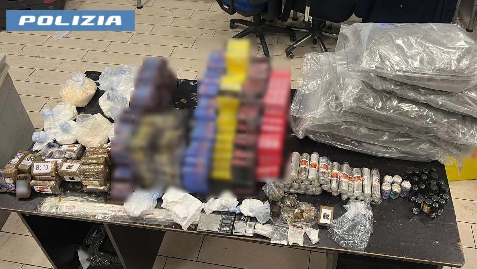 Già finito in carcere per vicende di stupefacenti e armi, è stato trovato in possesso di 67 chili di hashish, 6 di marijuana e 5,7 di cocaina