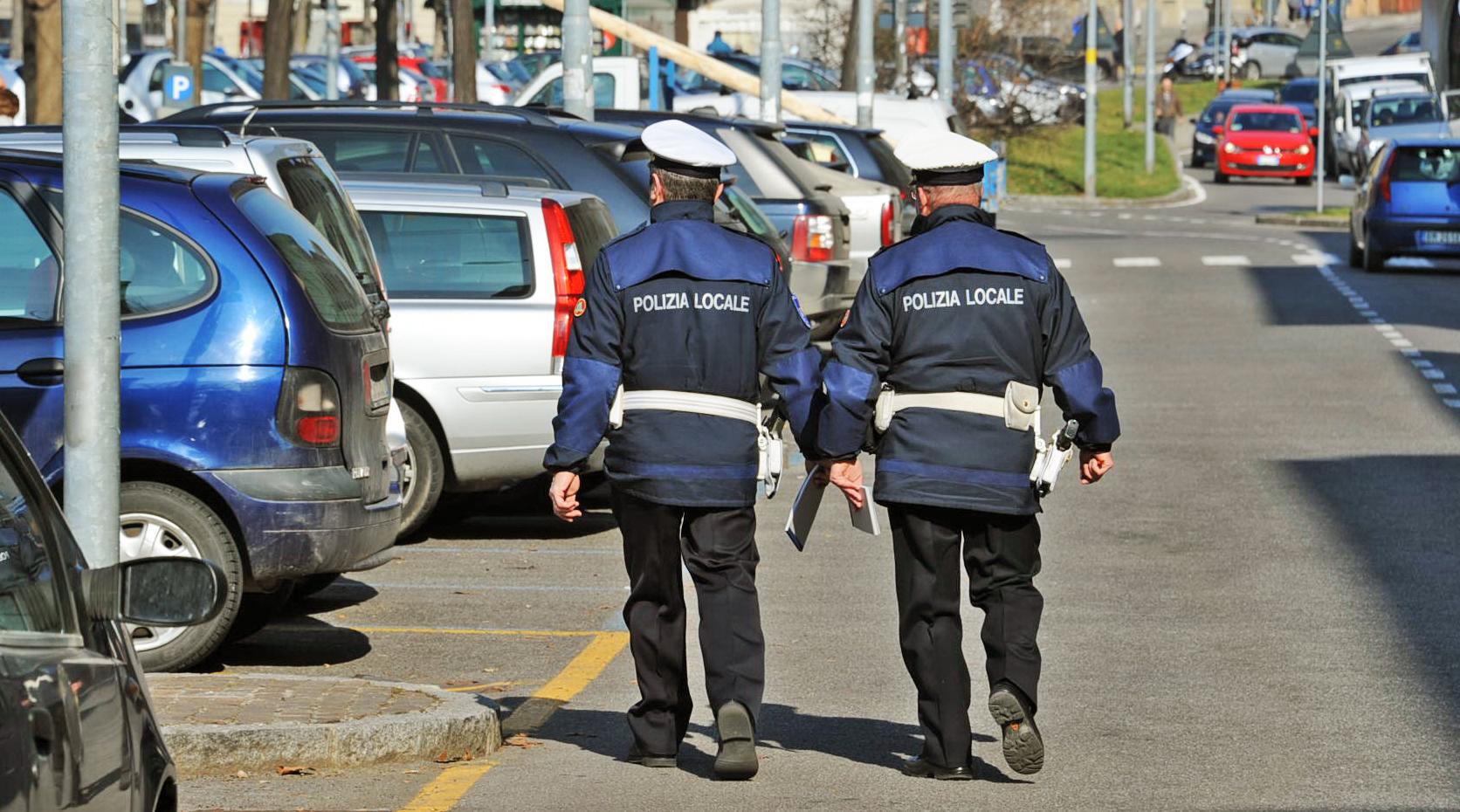 Il bando dei vigili urbani che vieta tatuaggi e piercing: “Alterano la nostra uniforme”. Ma è polemica