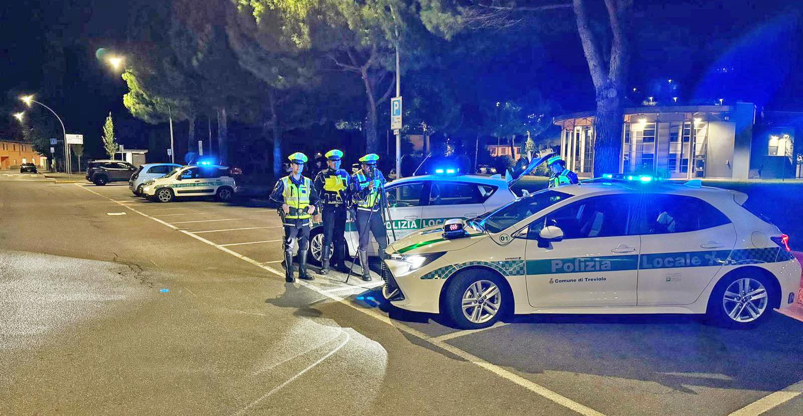 Bruciano i semafori rossi, in fuga a folle velocità all’alt della polizia: arrestati due giovani a Bergamo