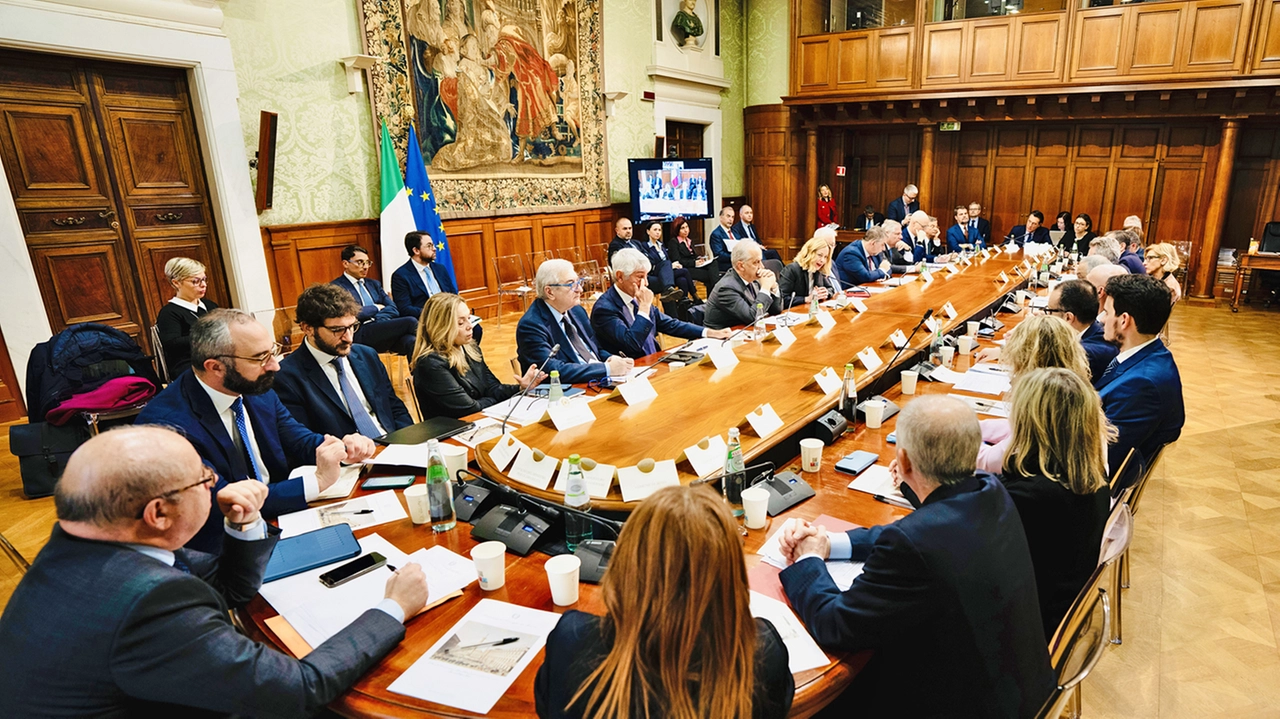 Un momento dell’incontro che si è tenuto a Palazzo Chigi per confrontarsi sul decreto Caivano-bis dedicato alla riqualificazione sociale di alcune zone